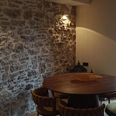 Stone Aroma Vokamvilias فيلة نساكيون